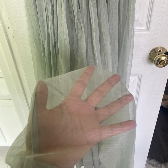 A beautiful long green dress for women in size 8 that is brand new - Picture 4 of 6